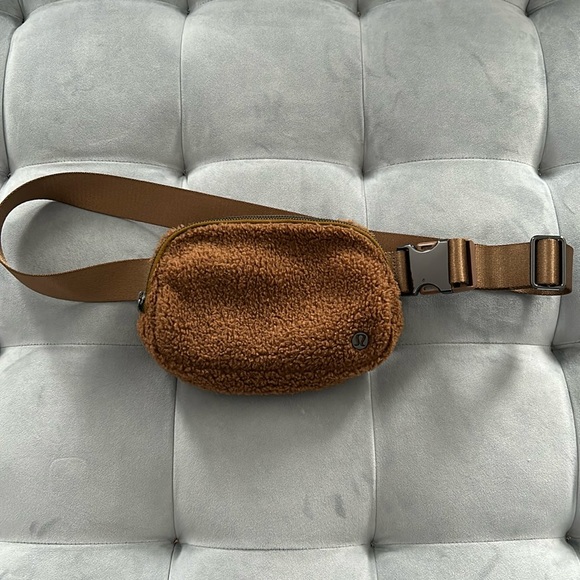Lululemon Everywhere Belt Bag Burnt Caramel Fuzzy Teddy Bear Fleece - Picture 1 of 6